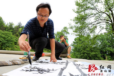 龙山县文联走进洗车河镇克洞村开展文艺服务活动
