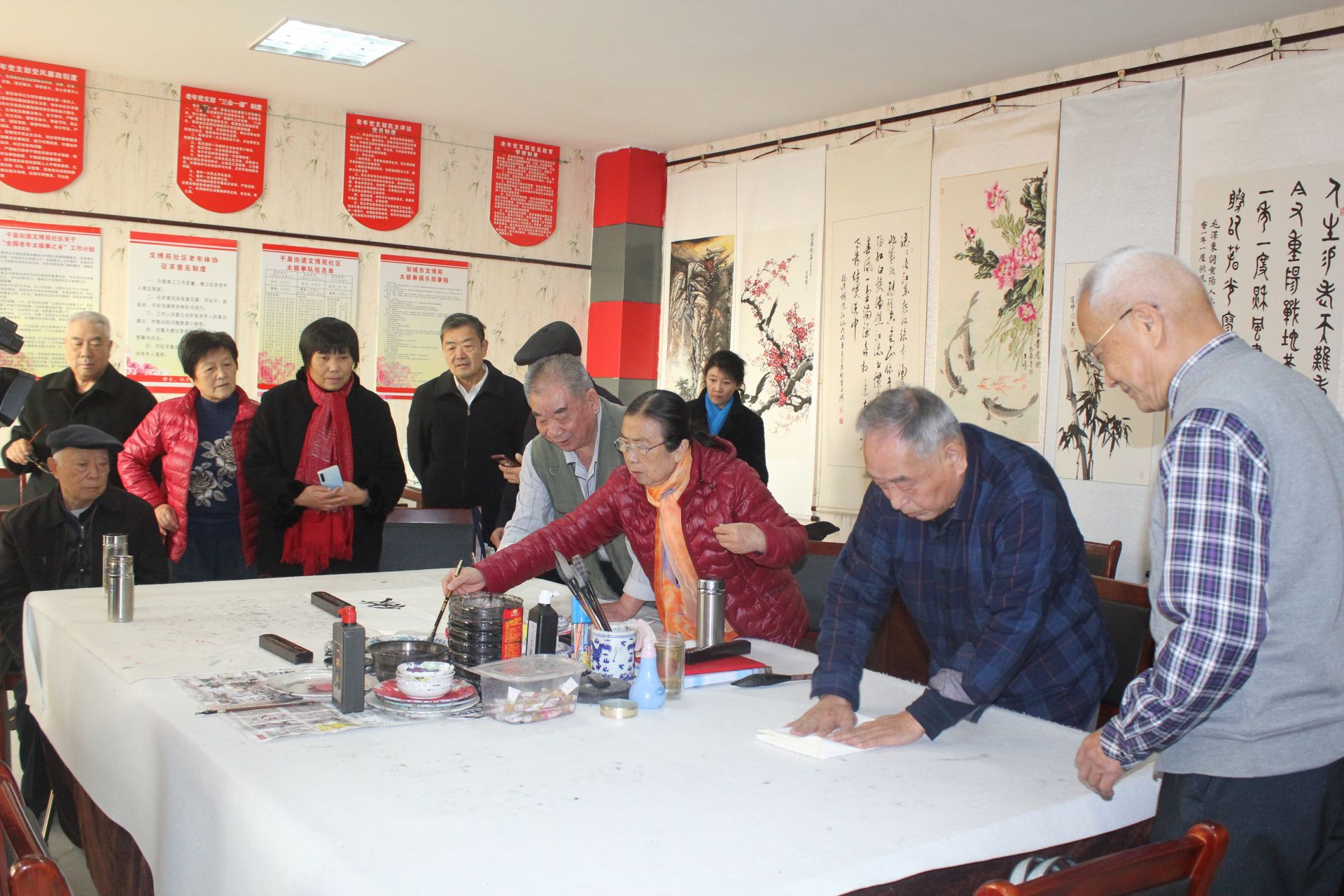 法治书画扮靓社区，居民驿站掀起文艺普法新风尚